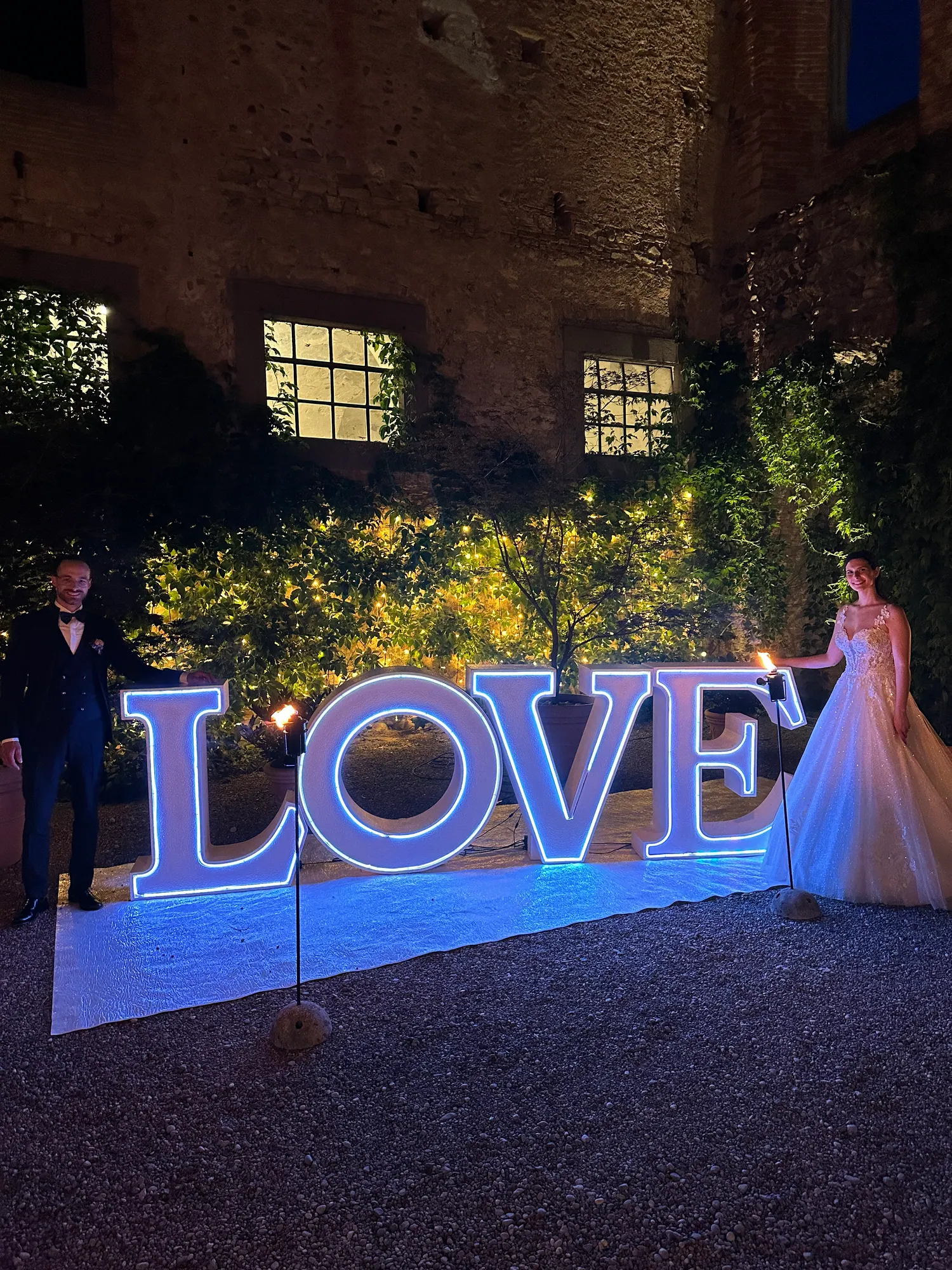 Scritte luminose e scenografie